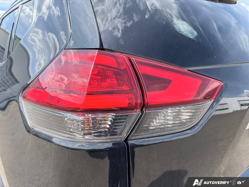 USED 2017 Nissan Rogue SL Platinum - Black Exterior - $18,946 - Stock #E50046B - VIN 5N1AT2MV1HC870147 - Photo 11