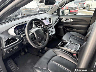 2023 Chrysler Pacifica Touring L AWD 1